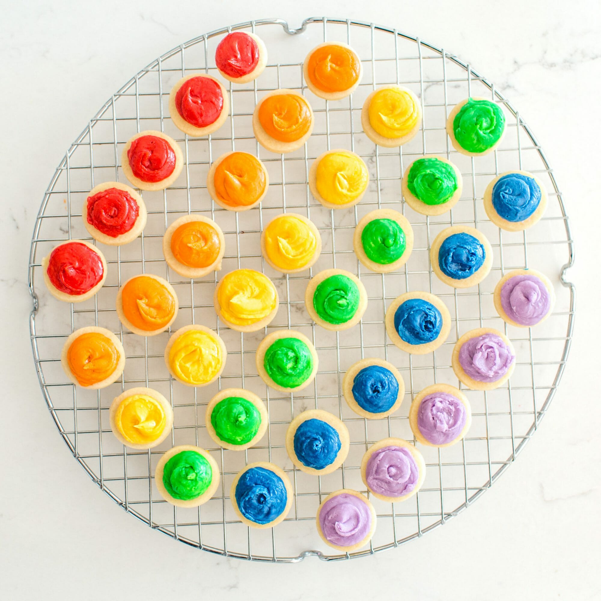 Our St. Patrick's Day Rainbow Treat Board makes for a perfect St. Paddy's day dessert! || JennyCookies.com #stpatricksday #rainbow #stpatricksdaydesserts #jennycookies