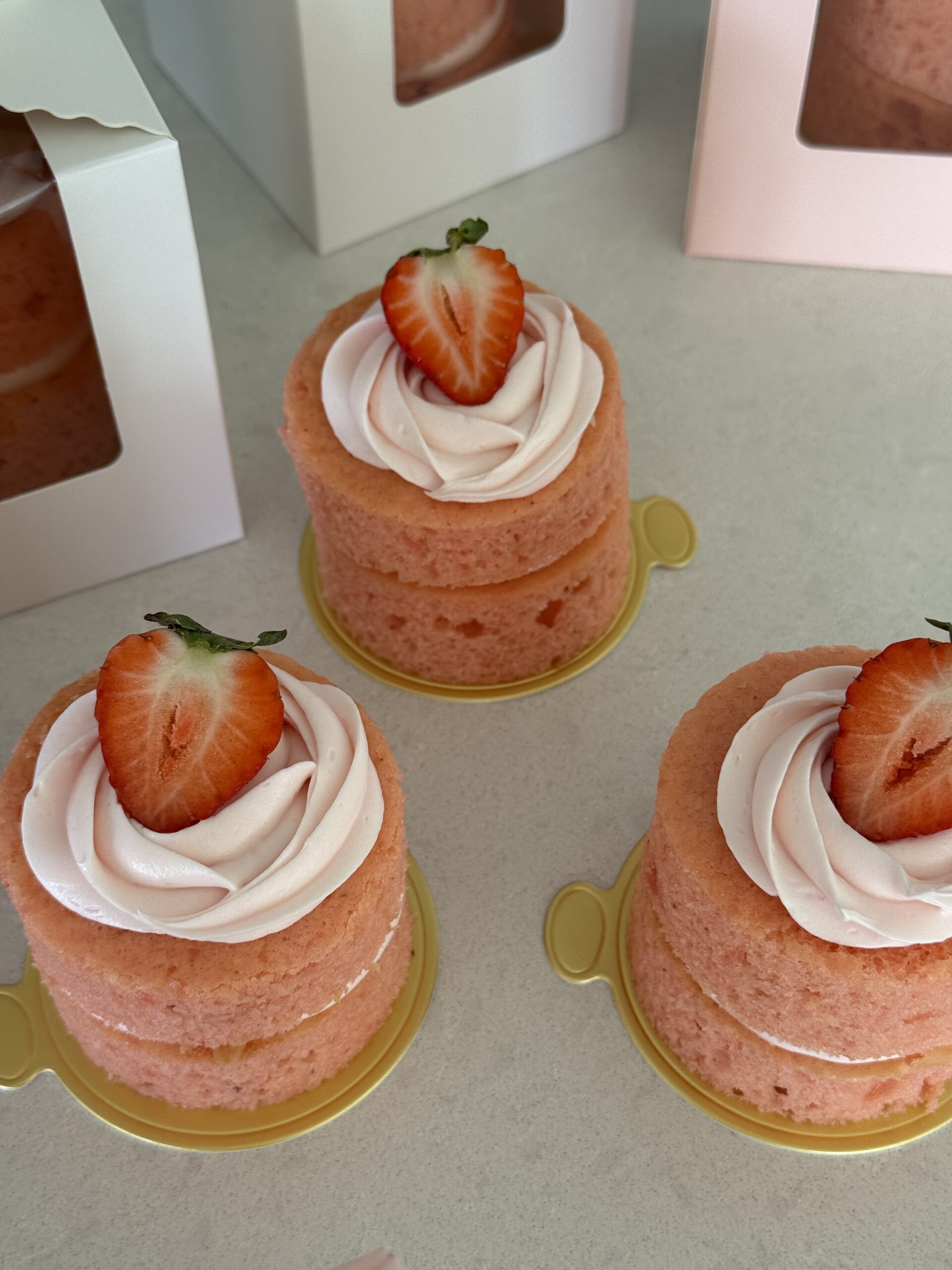 Easy Mini Strawberry Cakes
